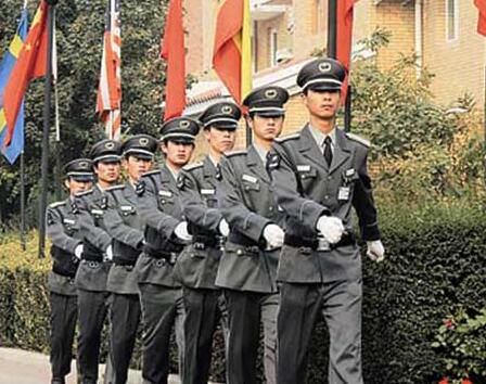 在小區(qū)門(mén)口發(fā)生搶劫事件時(shí)，物業(yè)保安是否負(fù)有相關(guān)責(zé)任